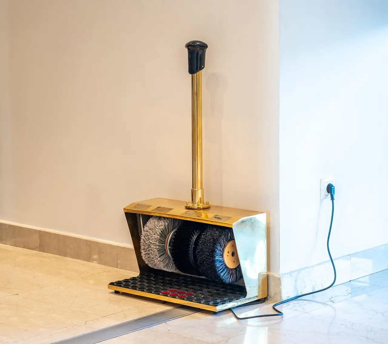 Hvordan rengører jeg min grundlakspensel efter brug?